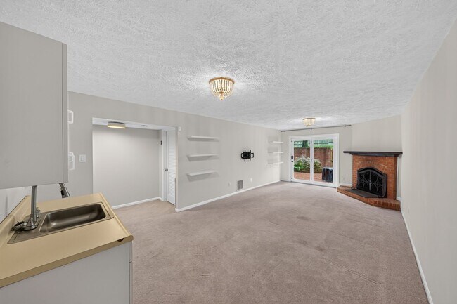 Building Photo - 3-level townhome in sought-after Sycamore Heights