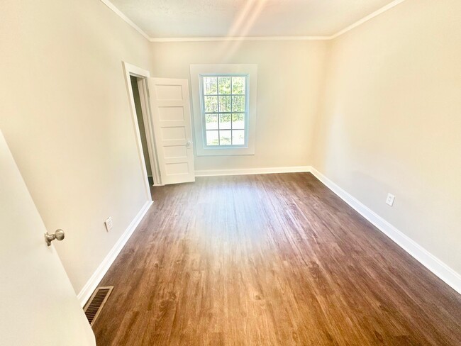 Building Photo - 690 Robertson Rd