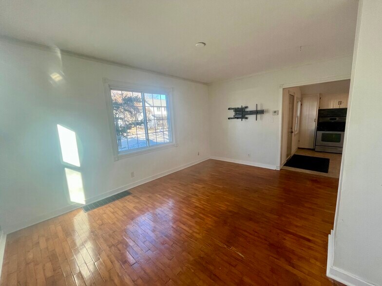 Building Photo - 817 W Packard St