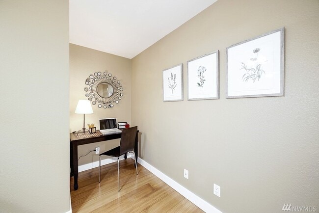 Building Photo - AVAILABLE AUGUST 1ST >> Beautiful Fully Remodeled 2BR/1BA Condo in Seattle!
