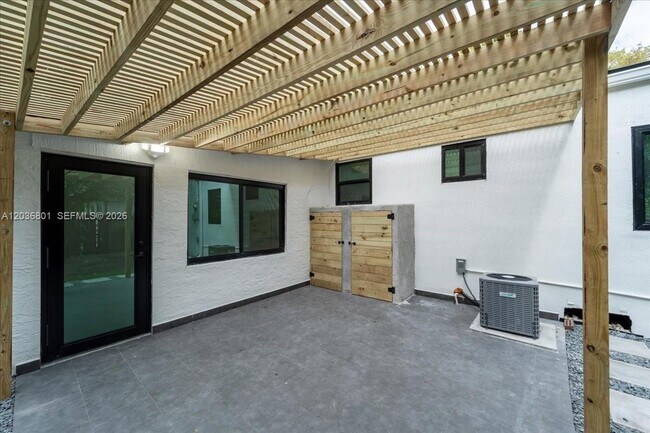 Building Photo - 5220 SW 6th St