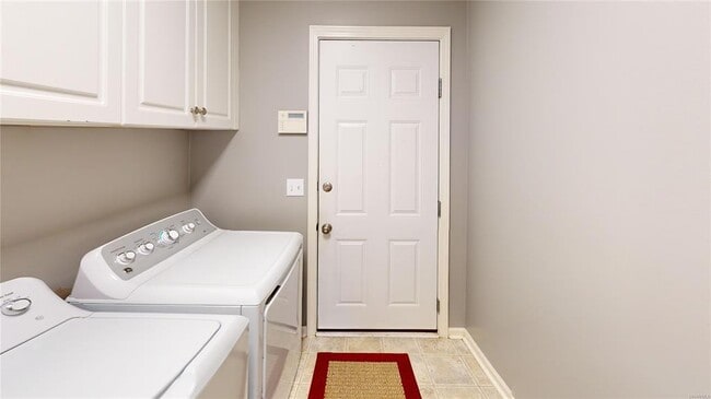 Building Photo - 1067 E Poplar St