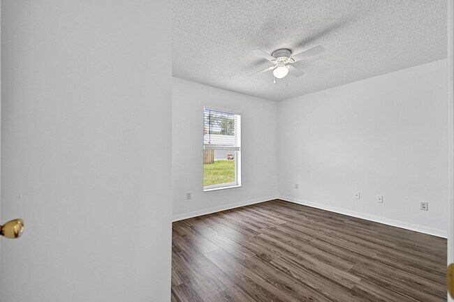 Building Photo - 15 Renmont Ct