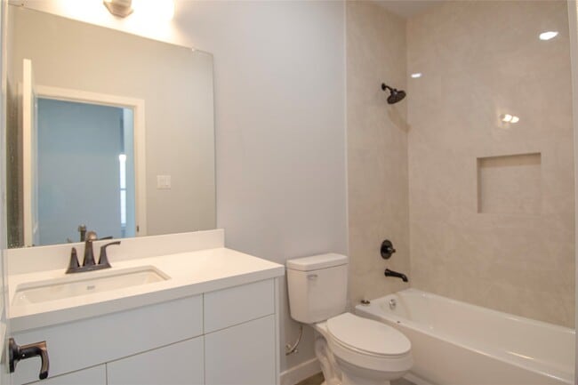 Building Photo - 2832 Mansfield St