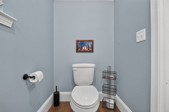 Building Photo - 706 W 44th St