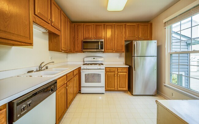 Building Photo - 2-level condo, conveniently located