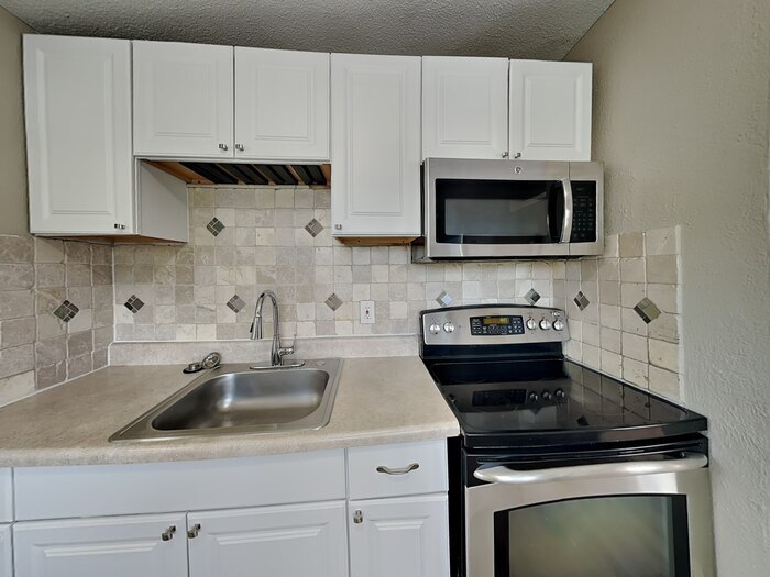 Building Photo - 2514 10th Ave Dr E