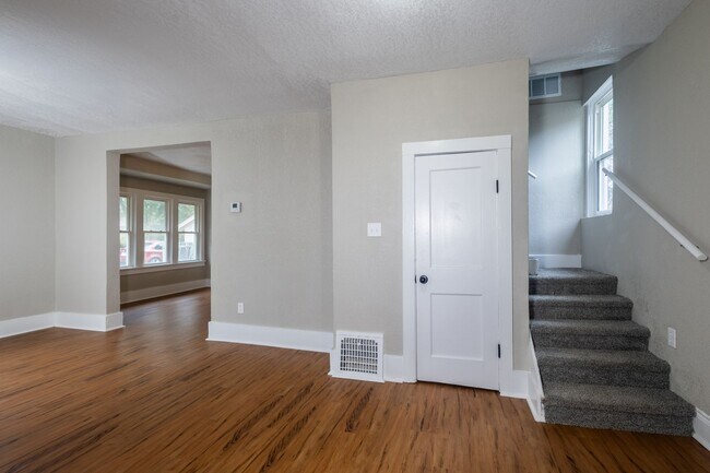 Building Photo - A Great 4BD/1.5BA Single Family Home That Has Been Recently Renovated