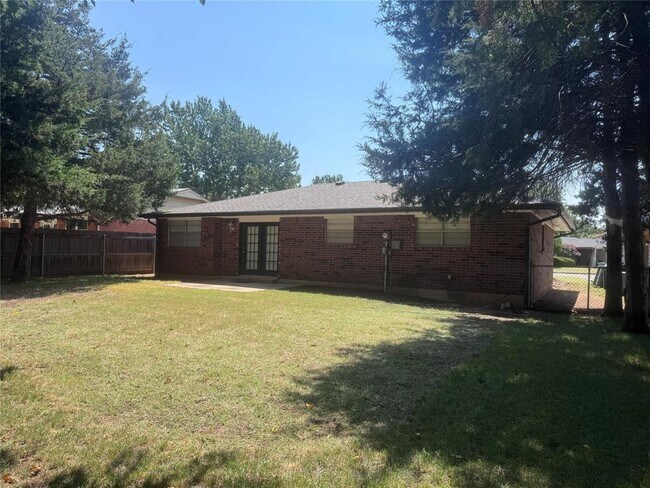 Building Photo - 425 Meadow Lake Dr