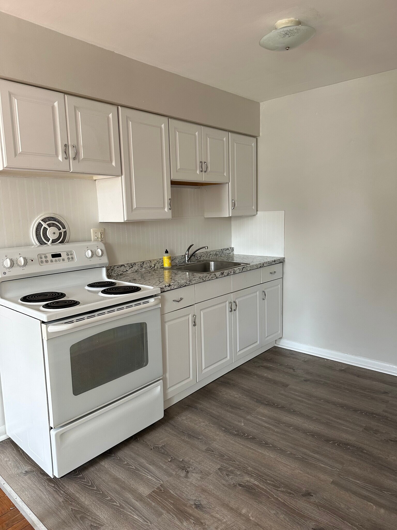 Kitchen - 24 S Brookside Rd