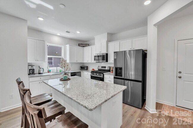 Building Photo - 1940 Highland Park Dr