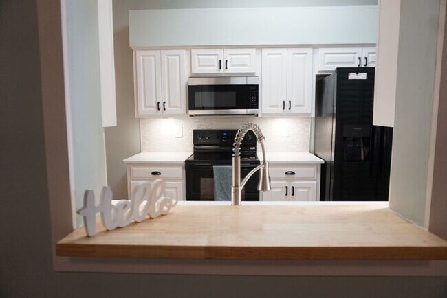 Building Photo - 3 Bedroom 2 Bathroom home with Garage Near...