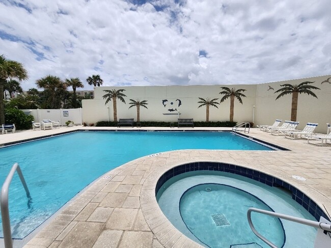 Building Photo - Fully Furnished Beautiful 2 Bedroom Seasca...