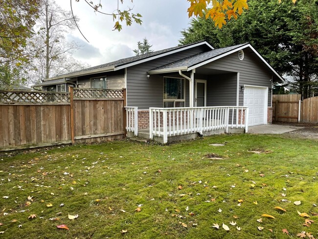 Building Photo - ***PENDING APPLICATION***Lovely 2 Bedroom Home with Den