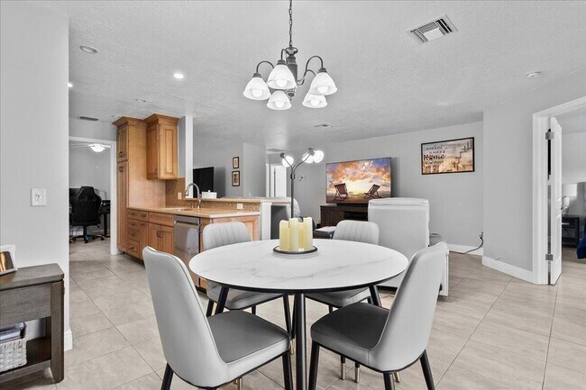 Building Photo - 400 Crosswinds Dr