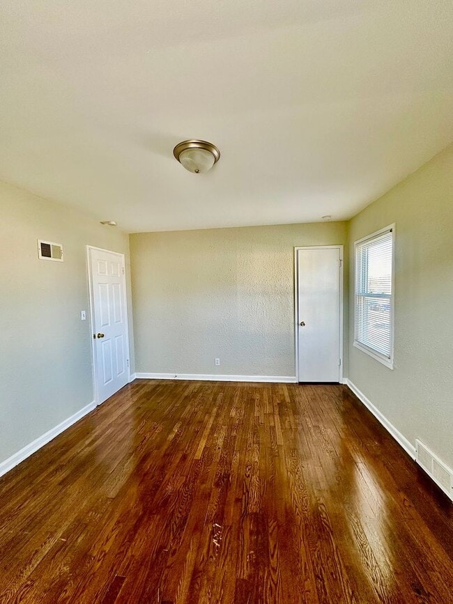 Building Photo - Cozy 2 Bedroom/1Bathroom Duplex For Rent ***Center School District***