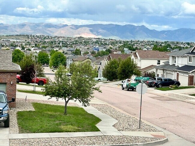 Building Photo - FABULOUS 4 BEDROOM HOME IN EASTVIEW ESTATES!!