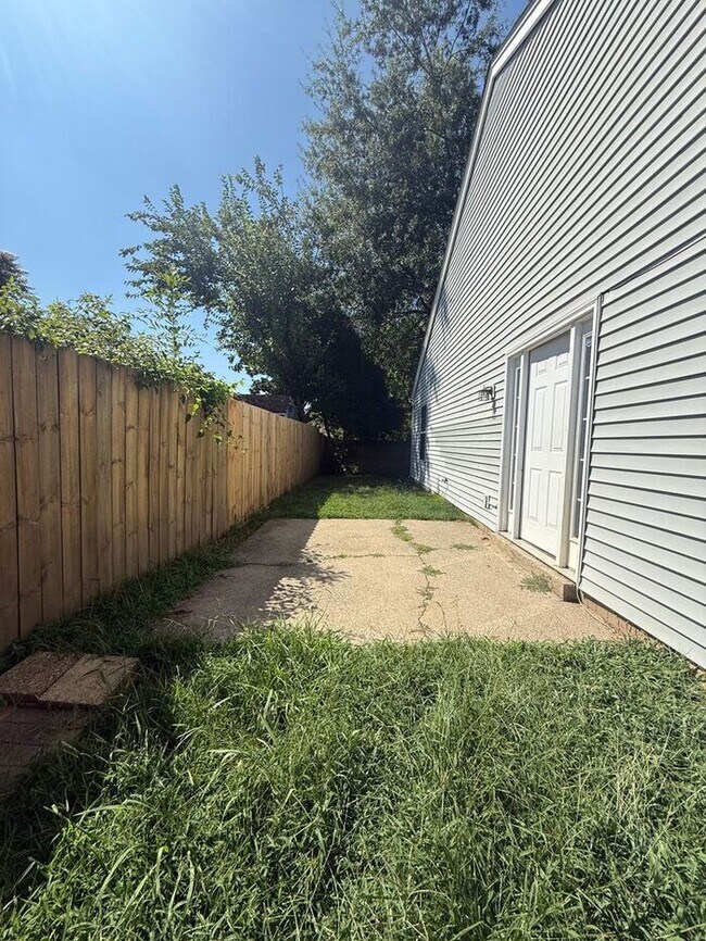 Building Photo - Cute Two Bedroom House in Donelson - Garage & Fenced Backyard