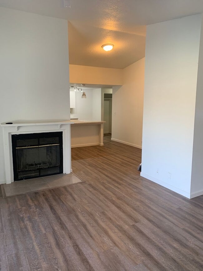 Building Photo - Recently-remodeled 3 bed 2 bath