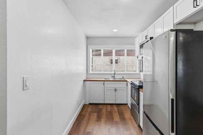 Building Photo - Beautifully Renovated 3/1 Home with Modern Finishes