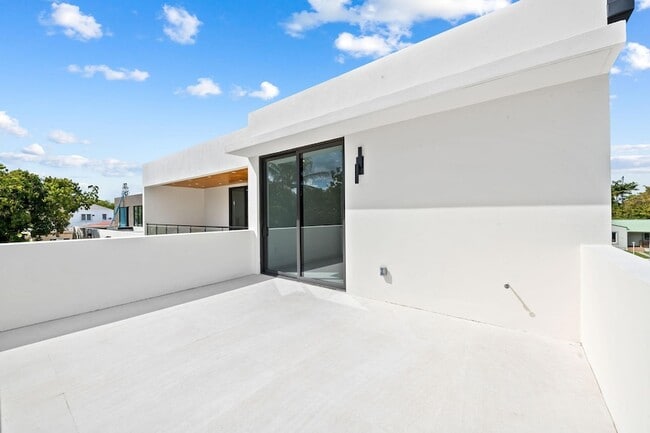 Building Photo - 2324 SW 26th St