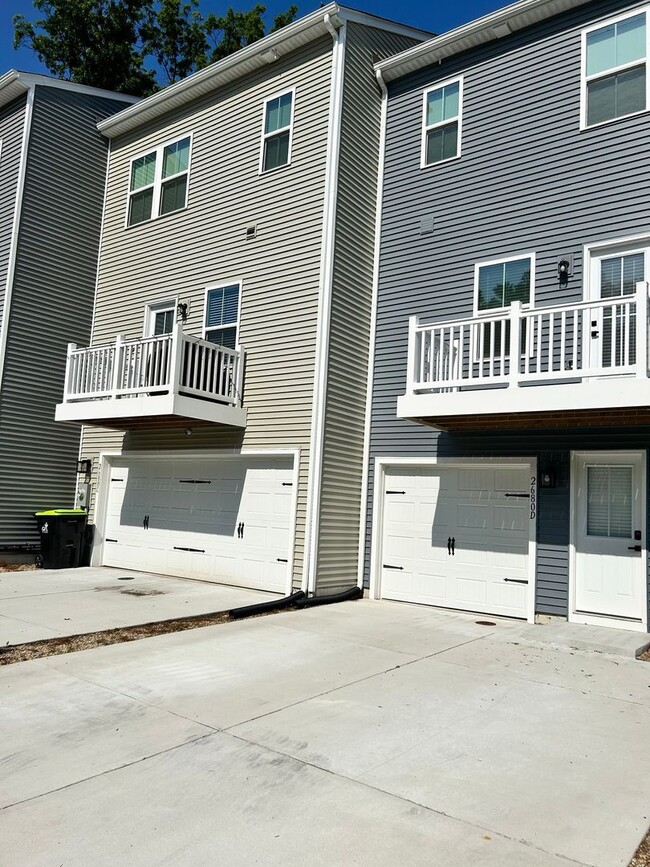 Building Photo - Welcome to this inviting 3-bedroom Condo! ...