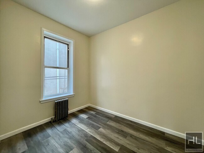 Building Photo - Cat-friendly 2.5 bedroom located in Astori...