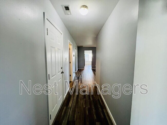 Building Photo - 641 Hogart St