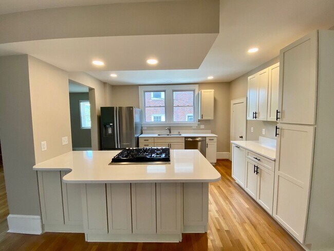Building Photo - North Asheville - Renovated 1020's Charmer!