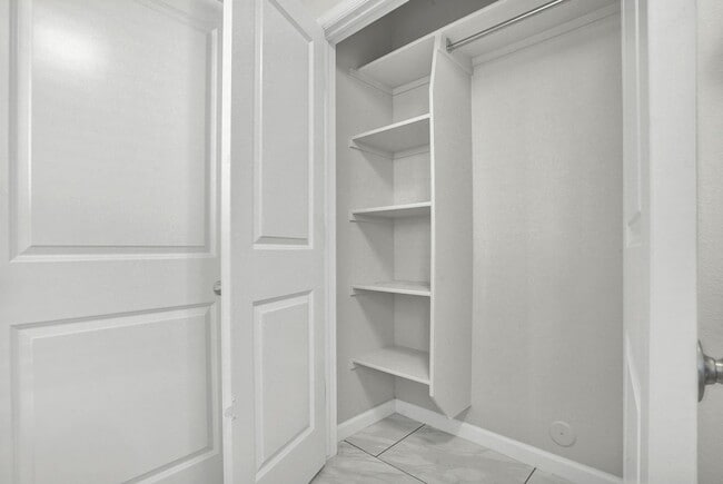 Building Photo - Upper Valley 2 Bedroom 2.5 Bath