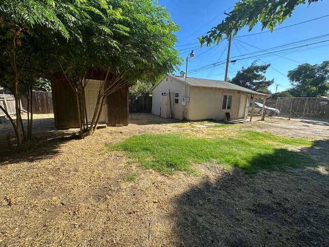 Building Photo - 918 1/2 Santa Fe Ave