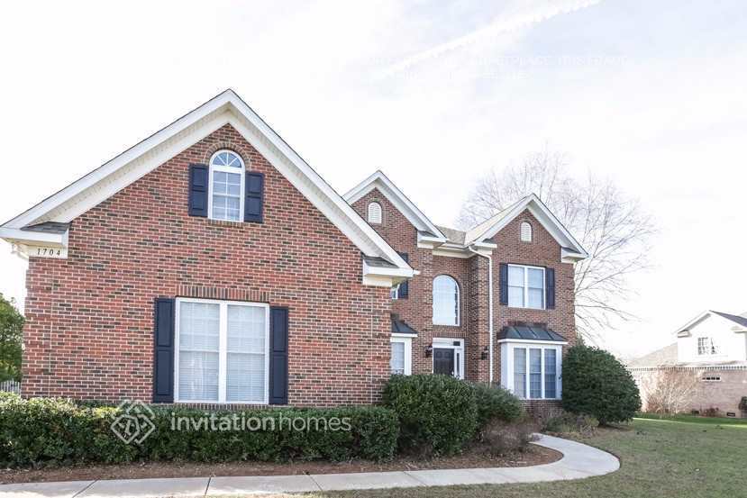 Building Photo - 1704 Crestgate Dr