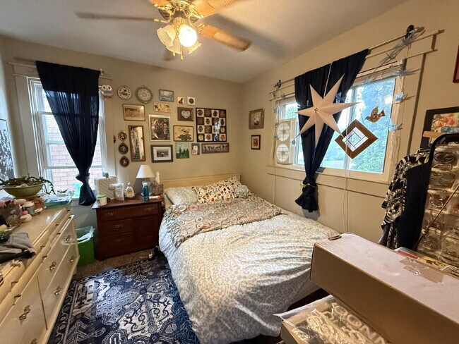 Building Photo - Spacious 2 bedroom, 1 bath home in highly ...