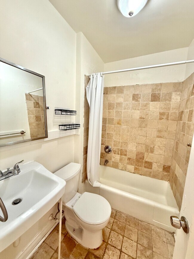 Building Photo - Unique Top floor Studio Apartment in Eclectic Capitol Hill House! Available Now!