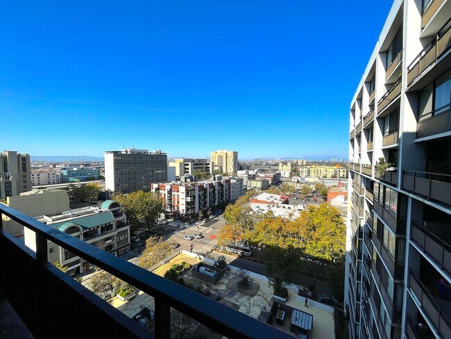 Building Photo - Spacious 2 bed 1.5 bath condo in Oakland's Chinatown. Amazing views. Must see.