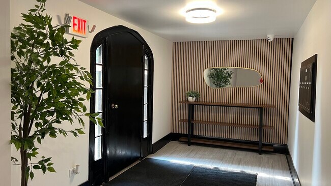 Building Photo - 432 S Maple Ave