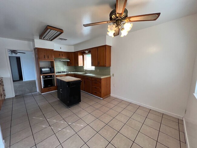 Building Photo - Reedley Country Home For rent