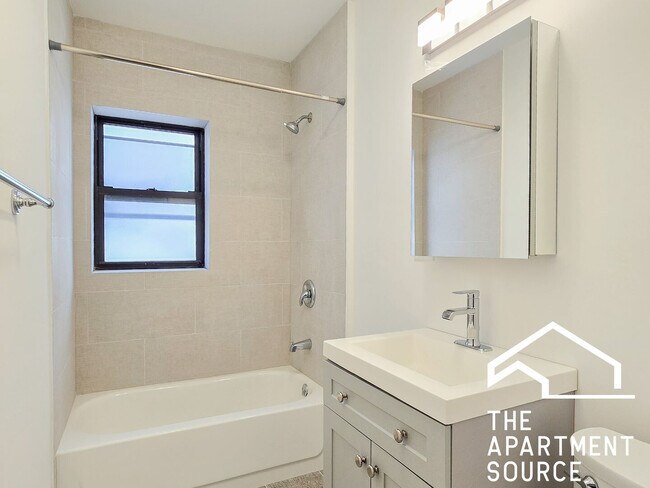 Building Photo - 540 W Briar Pl