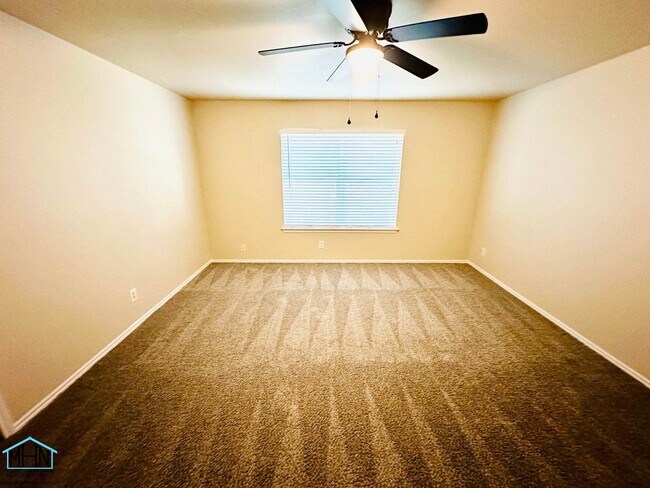 Building Photo - Big & Beautiful 5 bed/3.5 bath 2 Story hom...