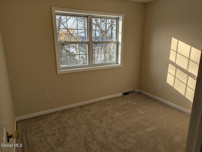 Building Photo - 13 Erie Ct