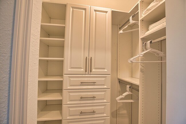 Building Photo - Golf Transfer 2-Bedroom 2-Bathroom First Floor Condo in the desirable Wellen Golf and Country Clu...