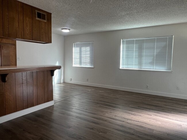 Building Photo - $500 OFF JAN RENT! 2 BED CONDO w/GARAGE!!