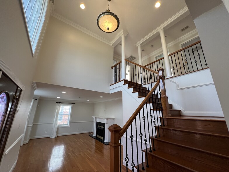 Foyer - 6715 Dean Dr