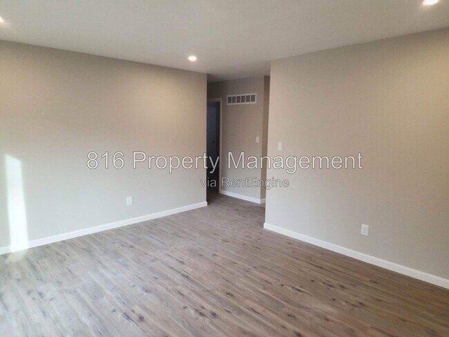 Building Photo - 1111 E Sea Ave