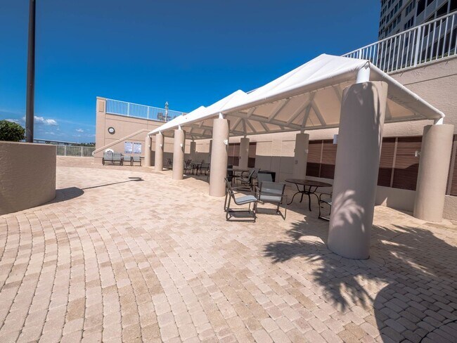 Building Photo - 2110 W 1st