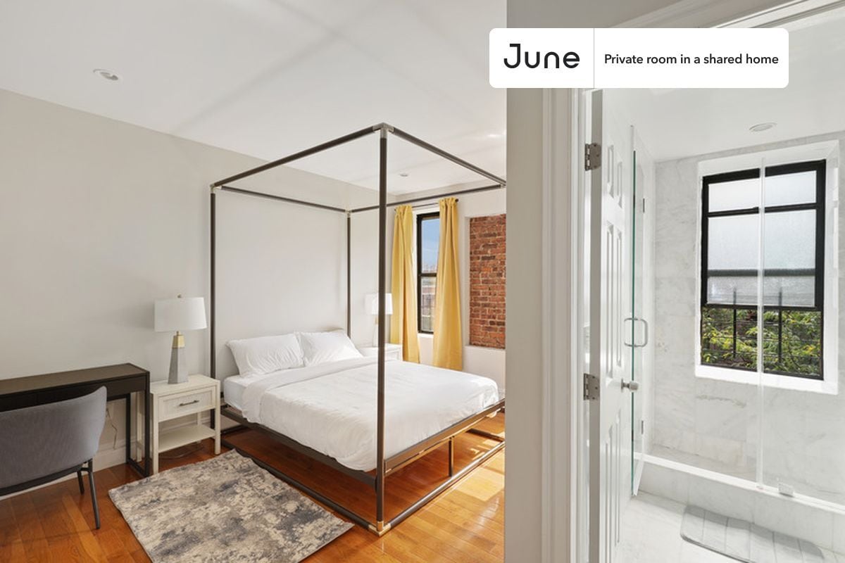 Building Photo - Private bedroom in 3 bed/2 bath Home