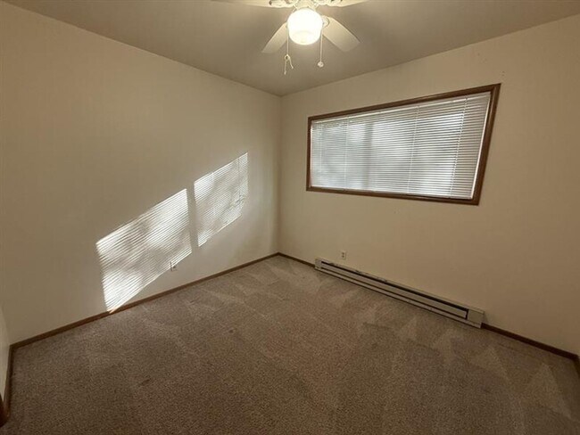 Building Photo - 163 NE Lincoln Ct