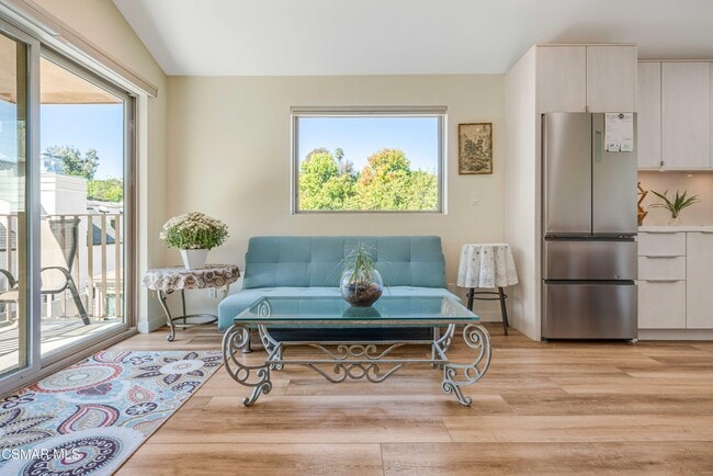 Building Photo - 116 S Glenroy Ave