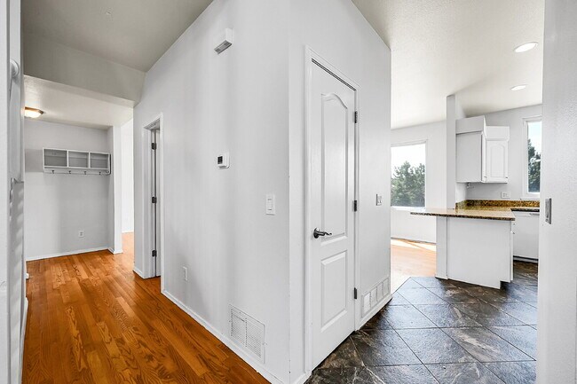 Building Photo - $2,995, 4 bed, 3.5 bath, located in Monume...