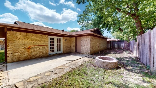 Building Photo - ALL TILE HOUSE MINUTES AWAY FROM FORT HOOD!